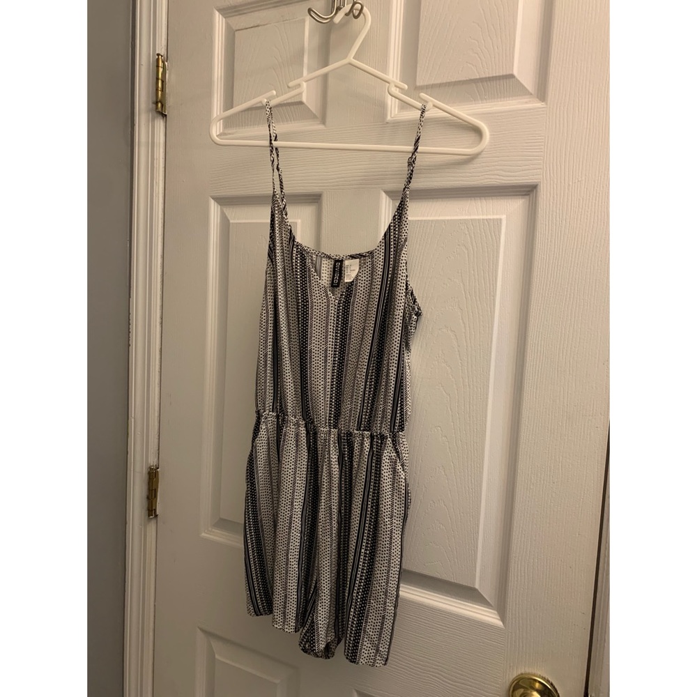 H&M Divided Size 6 Black and White Romper